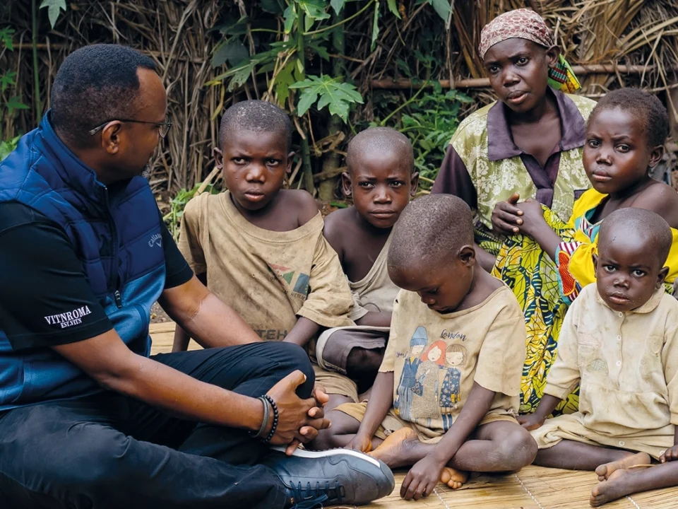 Claude von Helfende Hände besucht eine Familie in Burundi, deren Kinder von extremer Armut betroffen sind - das Ernährungsprogramm „Ein Becher am Tag“ soll ihnen Gesundheit und Bildung ermöglichen.