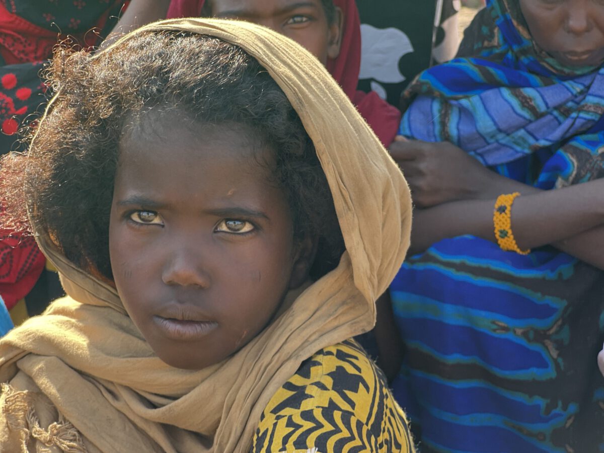 Mädchen in Äthiopien in traditioneller Kleidung - das Hilfsprojekt von Helfende Hände erreicht Kinder in entlegenen Regionen, die unter Hunger und Vertreibung leiden.