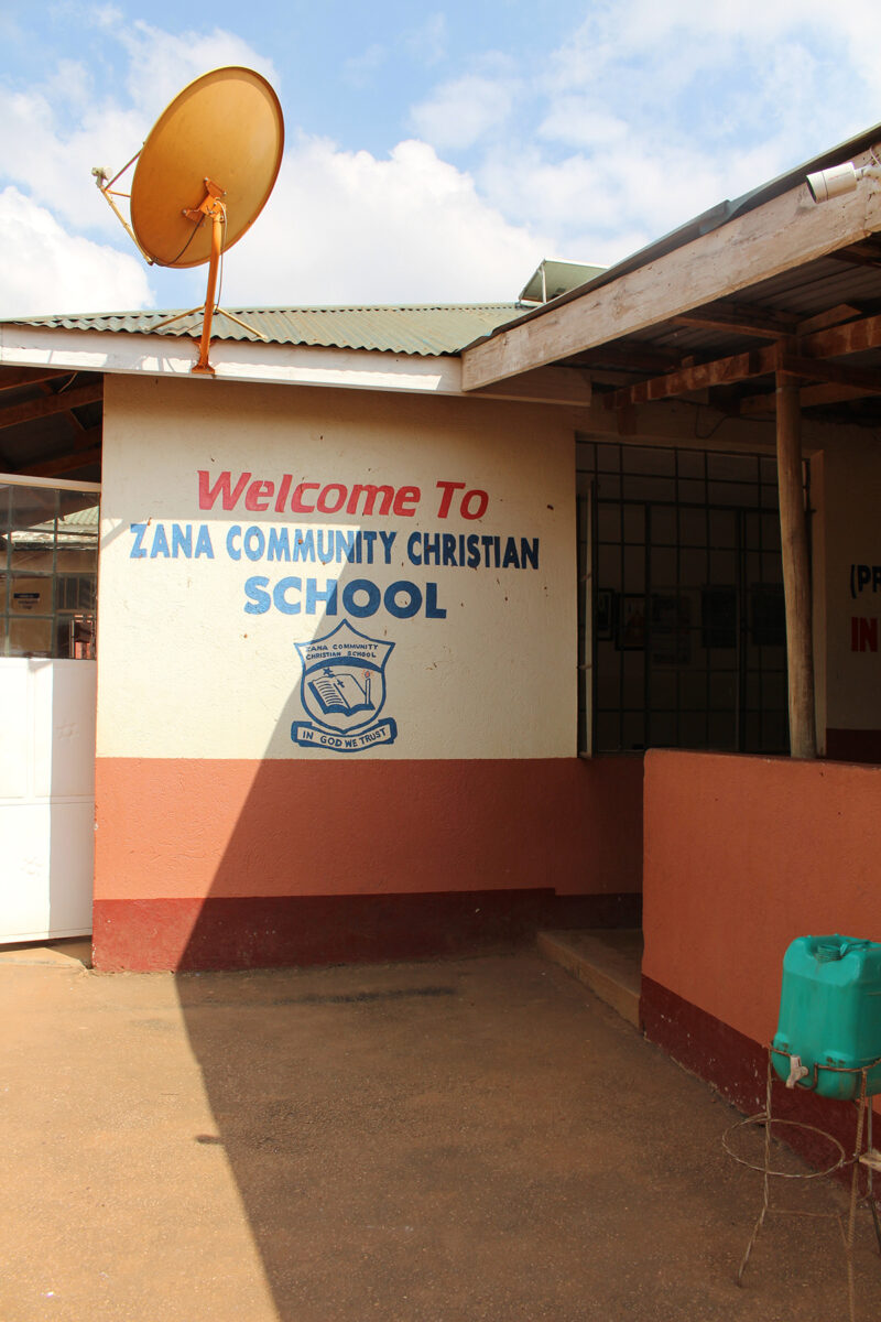 Eingang der Zana Community Christian School in Uganda – Bildungsprojekt für Kinder, unterstützt von Helfende Hände International.