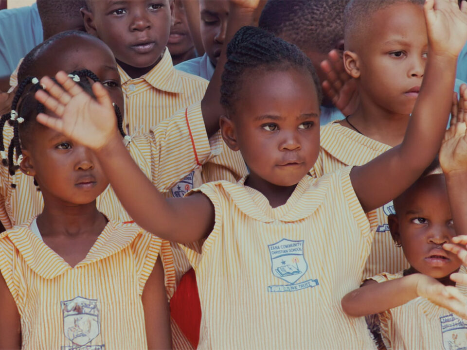 Kinder in Uganda besuchen die Zana Community Christian School. In Schuluniform nehmen sie am Unterricht und Schulprojekt teil, das Bildung und Zukunftsperspektiven ermöglicht.“